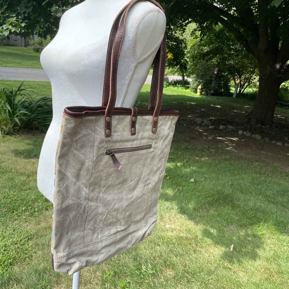 NWT Beautiful Soft leather Aztec Tote - Picture 3 of 3